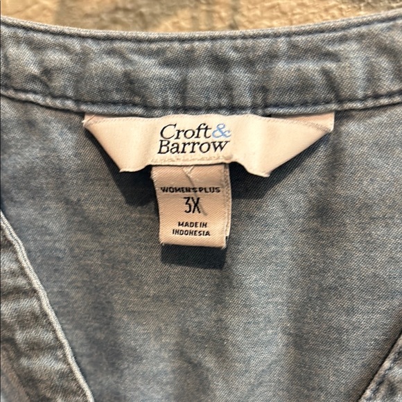 Gray Sleeveless Chambray Blouse - Picture 2 of 3